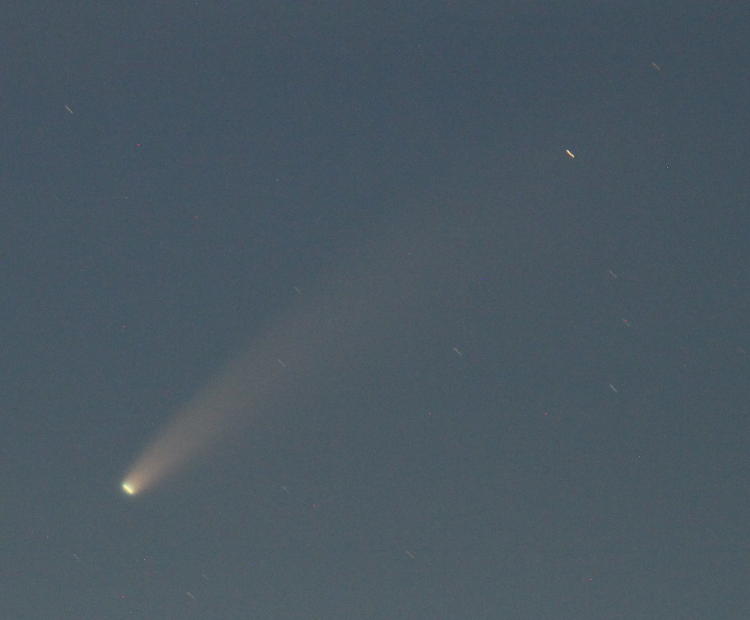 Comet c/2020 F3 NEOWISE showing motion blur from earth's rotation