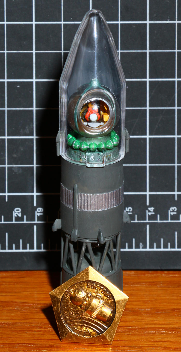 1/100 scale Vostok 3KA capsule and commemorative pin