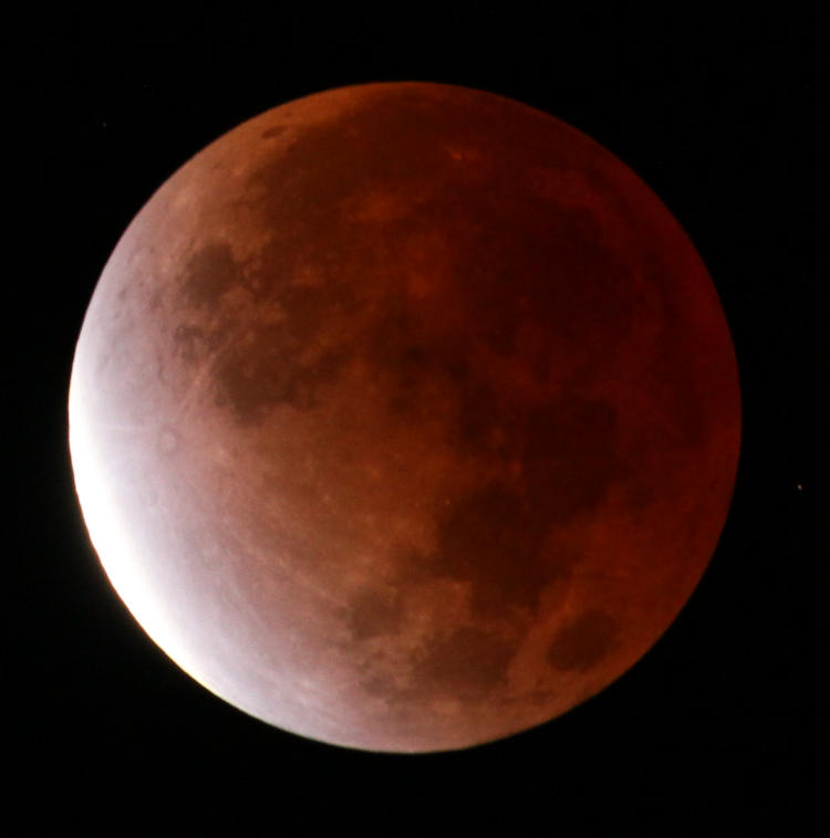 near-total lunar eclipse of November 2021 showing distinct earthglow