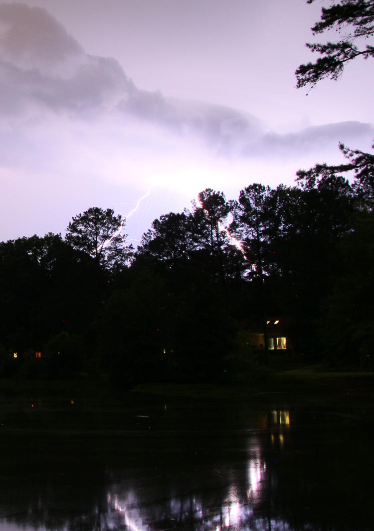 closer crop of previous lightning image