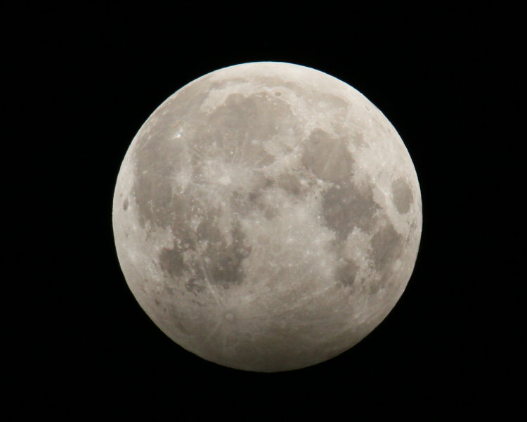 full moon during peak of penumbral lunar eclipse of 03-25-24