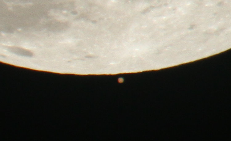 full resolution image of Mars just before occultation, through 600mm lens and 2X teleconverter