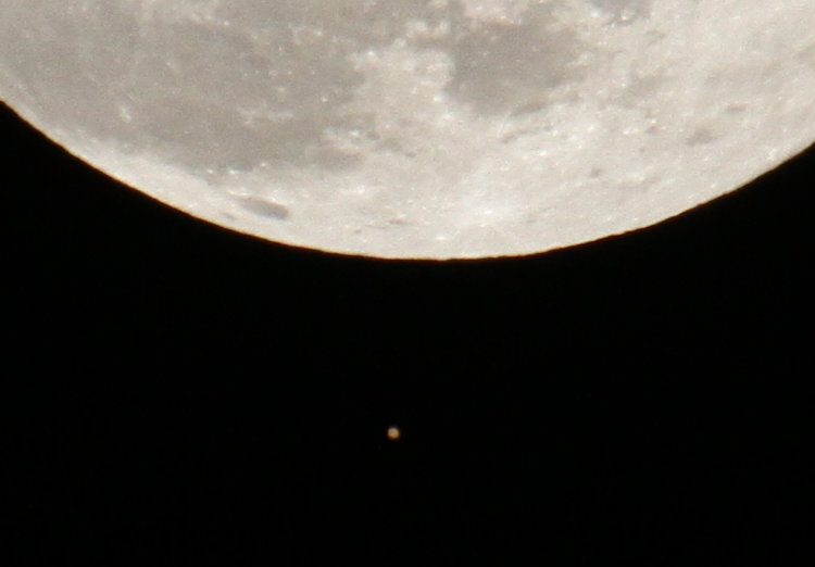 Mars nearing occultation by moon, full resolution at 600mm