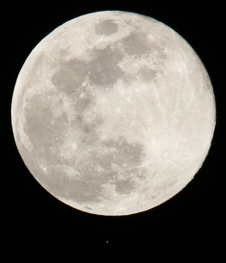 Mars nearing occultation by full moon