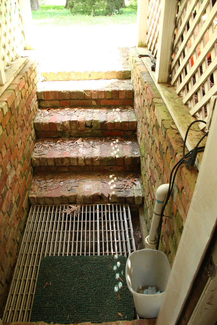 outside entryway to Walkabout Studios showing wastebasket