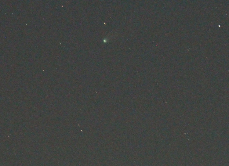 time exposire showing comet C/2025 A6 Lemmon in upper center