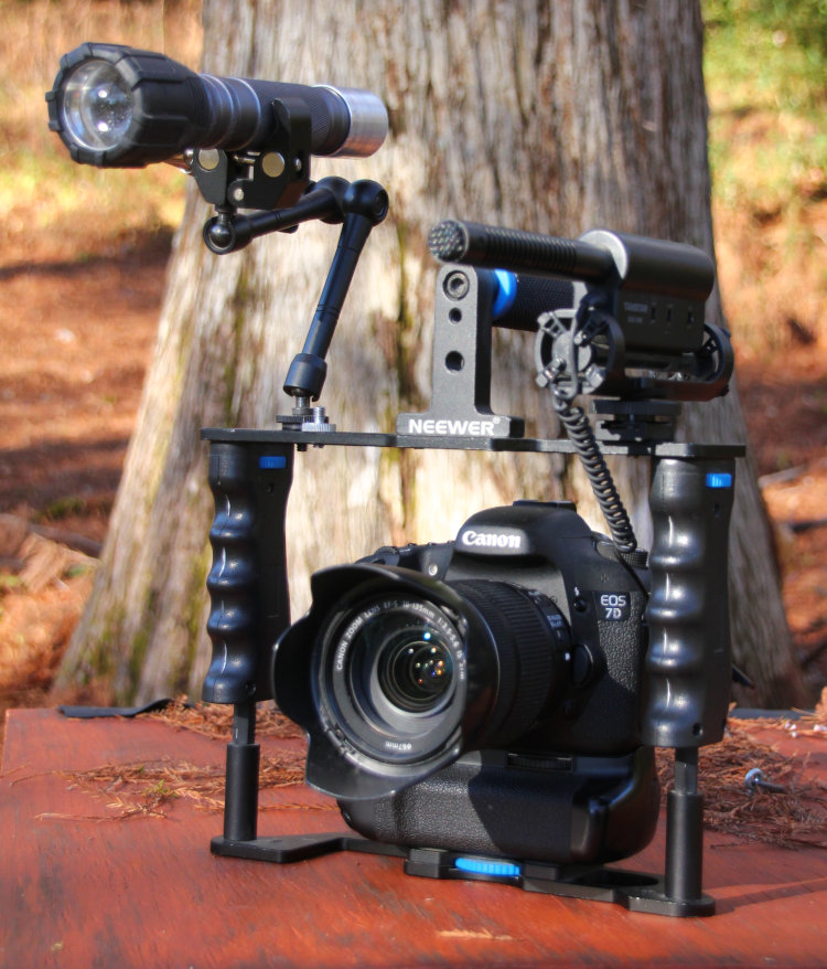 DSLR video cage with external microphone and adjustable flashlight for night lighting