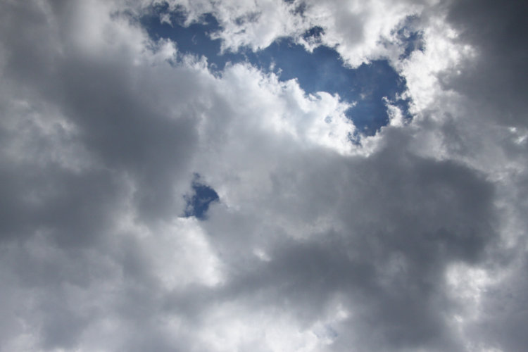 clouds in the immediate region of the occultation of Venus by the moon